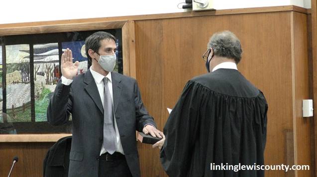 A person in a suit and tie talking to another person in a suit

Description automatically generated with low confidence