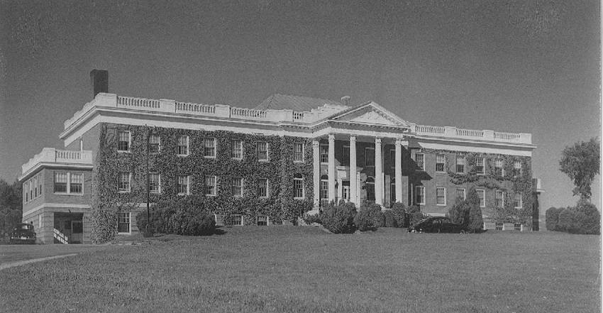 A large building with columns
Description automatically generated