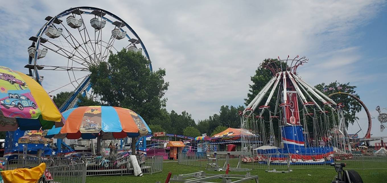 A ferris wheel and a ferris wheel

Description automatically generated