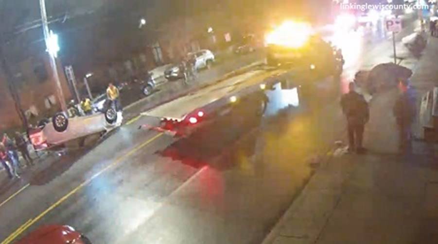 A car accident on the road
Description automatically generated