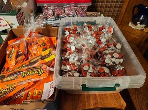 A plastic container with candy in it

AI-generated content may be incorrect.