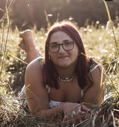 A person lying in grass

AI-generated content may be incorrect.