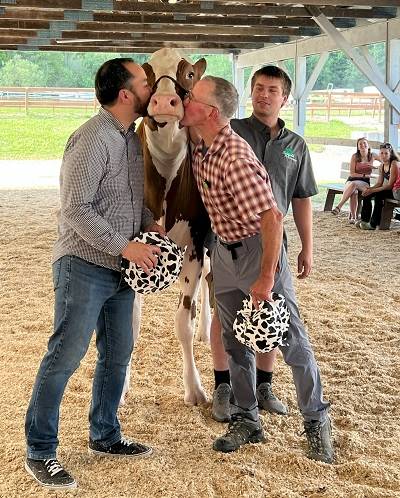 A group of men kissing a cow

AI-generated content may be incorrect.