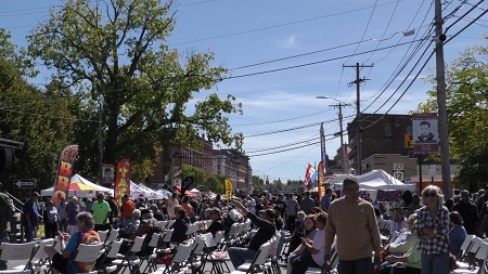 A crowd of people at a street fair

AI-generated content may be incorrect.