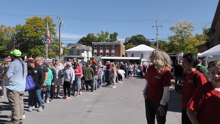 A crowd of people standing in a line

AI-generated content may be incorrect.