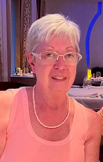 A person wearing a pearl necklace

AI-generated content may be incorrect.