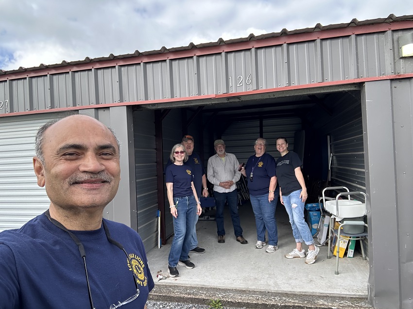 A person taking a selfie with a group of people in a garage

AI-generated content may be incorrect.