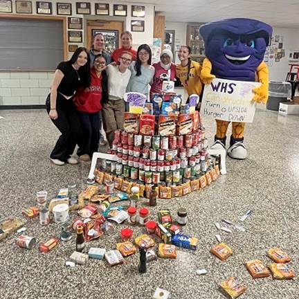 A group of people posing with a pile of food

AI-generated content may be incorrect.