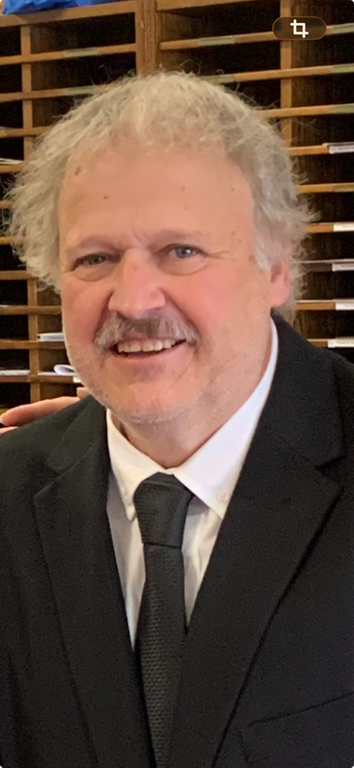 A person in a suit and tie

AI-generated content may be incorrect.