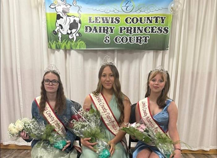 A group of women wearing tiaras and crowns

AI-generated content may be incorrect.