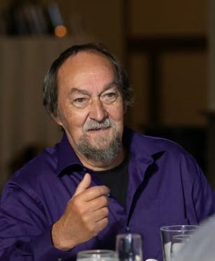 A person in a purple shirt

AI-generated content may be incorrect.