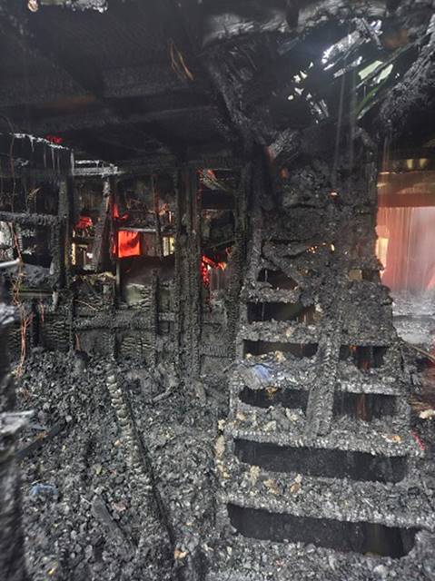 A burned down building with lots of debris

AI-generated content may be incorrect.