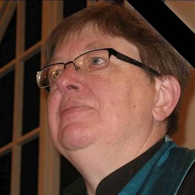A person wearing glasses and a blue scarf

AI-generated content may be incorrect.