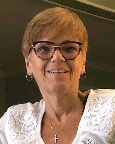 A person wearing glasses and a white shirt

AI-generated content may be incorrect.