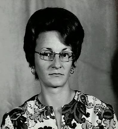 A person with short hair wearing glasses

AI-generated content may be incorrect.