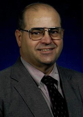 A person wearing glasses and a suit

AI-generated content may be incorrect.